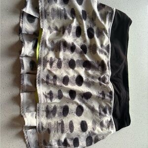 Lululemon skort - ladies size 6 Black and Gray